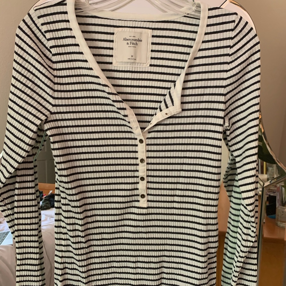 Abercrombie & Fitch long sleeve - Picture 2 of 2